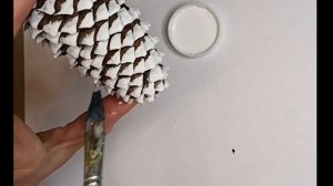 Елочная игрушка из еловой шишки