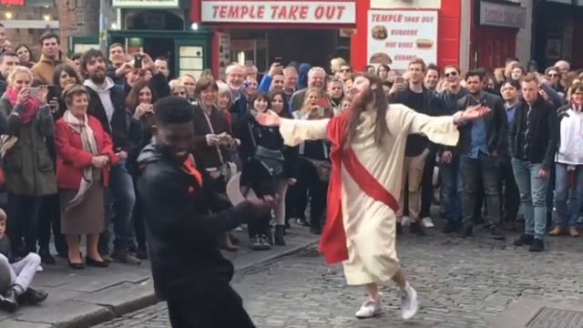 Jesus dances the streets of Dublin - ft. Irish Jesus смотреть онлайн