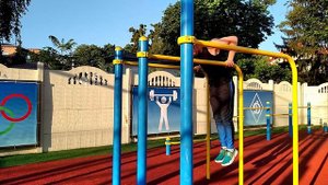 КАК СДЕЛАТЬ Выход на ДВЕ на БРУСЬЯХ. Стойка на Руках.