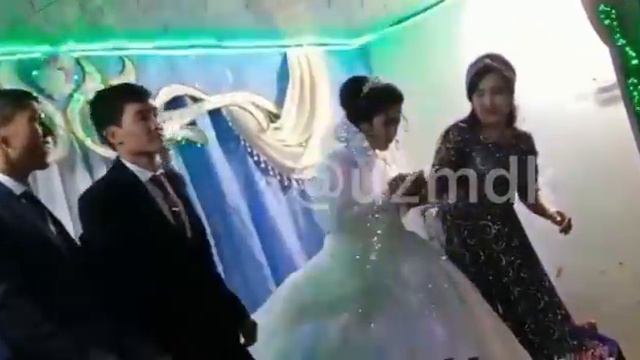 В Узбекистане во время свадьбы  жених ударил невесту после этого девушка сразу же покинула свадьбу. смотреть онлайн