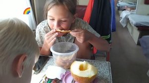 влог: поезд адлер - красноярск. едем домой почти 3 суток с двумя детьми плацкарт боковушки, дынька