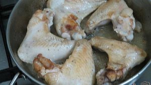 Куриные крылья, тушеные в сметане