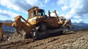 Большой бульдозер Caterpillar D7R XR работает над планированием территории