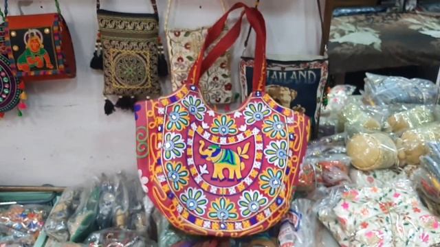 20.Магазин с сумочками на Мейн базаре...Я вся в восхищении..मैन बाजार... смотреть онлайн