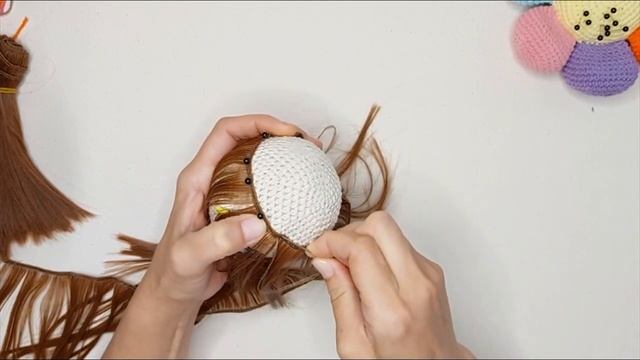 Пришиваем трессы кукле, связанной крючком. We sew tresses to a crocheted doll. смотреть онлайн