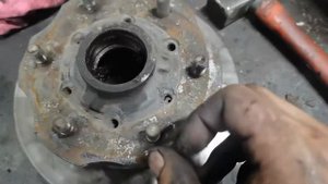 Замена ступичного подшипника Nissan Atlas