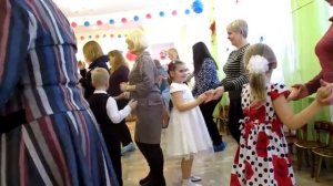 Танец с мамой на утреннике 8 марта