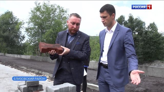 Строители приступили к укладке тротуарной плитки в парке Лазо в городе Елизово || Вести-Камчатка