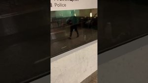 Незаконная проверка полиции возле входа у Московского метро станции Савёловская.