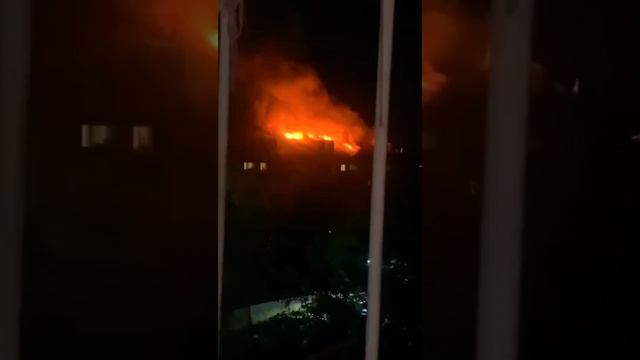 В Омске загорелся пятиэтажный дом