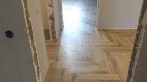 Укладка кварц виниловой плитки на клей ёлочкой.