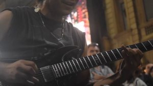 Arpeggios at the speed of light - Amazing guitar performance in Buenos Aires streets - at night