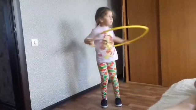 Крутить обруч надо правильно!? И не забыть поднять руки как супер герой?как правильно крутить обруч смотреть онлайн