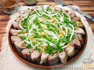 Бюджетная закуска для праздничного стола.
Селёдка с луком, в горчичном маринаде