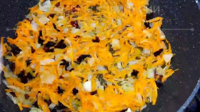 Куриные бедрышки с перловкой и овощами