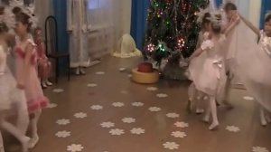 Кружится снежинок хоровод
