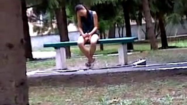 Девушка и шишка.mp4 смотреть онлайн