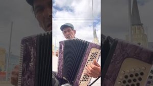 Kali Durge with a street accordionist | Мантра Кали Дурге с уличным боянистом