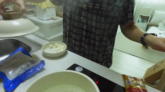 vlog•sub 자취 브이로그☔️ 비오는 날 비빔국수 만들어 먹기 | 떡볶이, 라이스페이퍼 만두와 김밥 튀김, 바질페스토에 빠진 일상