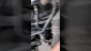 Проверка насоса вторичного воздуха на шкоде тур после смазки.