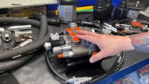 Гидрораспределитель фронтального погрузчика с челюстным захватом 3Z50 с тросовым управлением на МТЗ