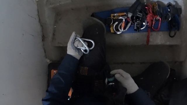 Работа в одного при ремонте бетонных швов / Промышленный альпинизм