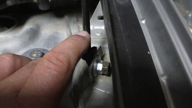 Ремонт упора капота на Рено Флюенс. смотреть онлайн