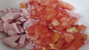 Пицца на батоне с колбасой и помидором