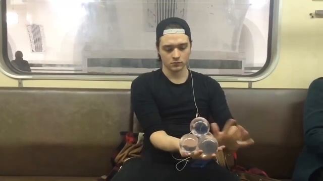 Мастер стеклянных шаров в московском метро смотреть онлайн