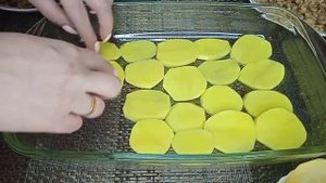 ЗАПЕКАНКА С КАРТОФЕЛЕМ И КАБАЧКОМ, начинка фарш и грибы.