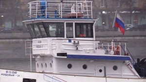 Буксир-толкач "Рейдовый-31"  на реке в снегопад