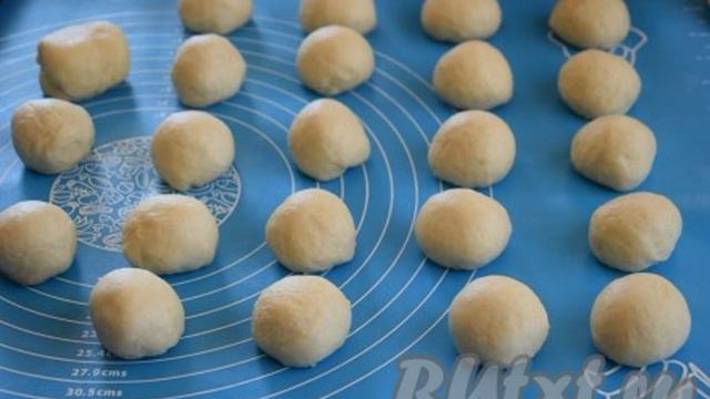 Пирожки с замороженной вишней