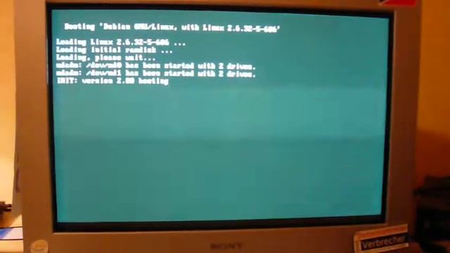 booting up my Lenovo IdeaCentre D400 homeserver - running Debian Squeeze (Linux) смотреть онлайн