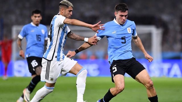 Это ужасно Месси прихватил за горло Оливеру в ходе конфликта в матче с Уругваем. смотреть онлайн