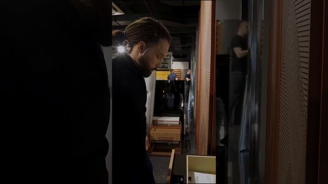 ВОТ ЭТО ТЕХНОЛОГИИ! Сейф в ящике открывается по отпечатку! #дизайнинтерьера #мебель #технологии смотреть онлайн