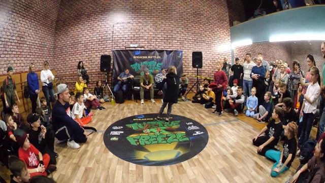bgirl Piranha vs bboy Игнор - брейкданс чемпионат TurtleFreeze Battle смотреть онлайн