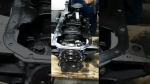 Устанавливаем маслинный заборник и маслинный картер.