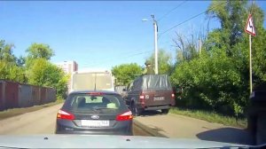 Видео воинской колонны , которая едет по обочине 