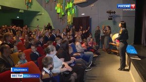 В кукольном театре загорелся утюг. Прямо на сцене.