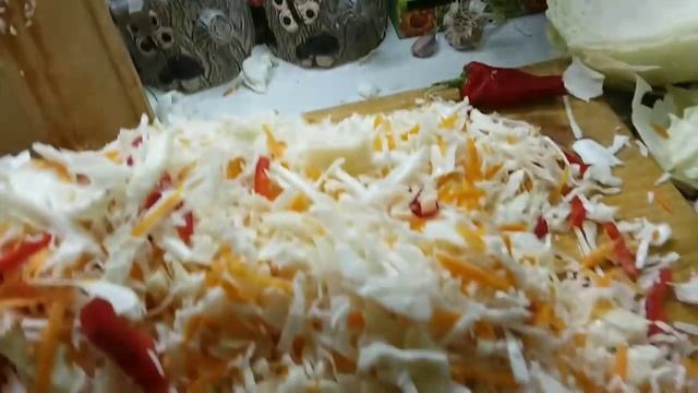 Бомбовая капустка,хрустящая,кисло-сладкая.