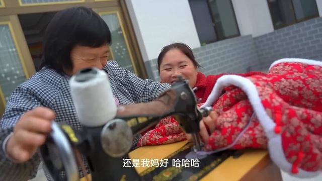 合集螺蛳粉配上炸鸡蛋牛肉面香辣够味大块肉直接拿手啃破婆婆吃的香的很陈说美食