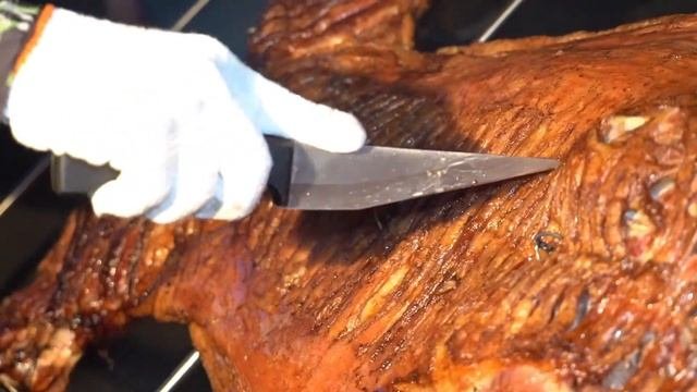 姥爷过大寿，猴哥又请来大厨“烤全羊”，滋滋冒油，全家人啃爽了！【胖猴仔】