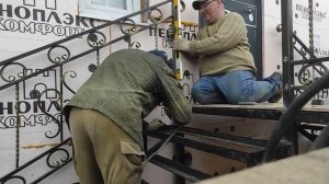 Установка кованого крыльца. #кузница #geflund #ironwork #blacksmithing