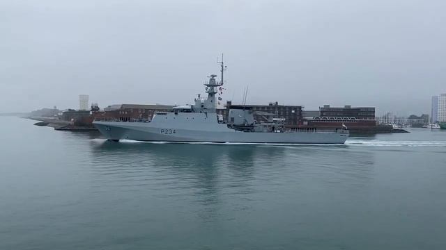 Великобритания отправляет два патрульных корабля в Индо-Тихоокеанский регион смотреть онлайн