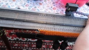 Вяжем детскую шапочку на вязальной машине Нева 5 -ложными сотами