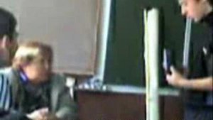 издевается над учительницей