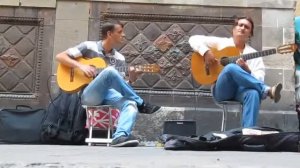 играет на гитаре. прикольно