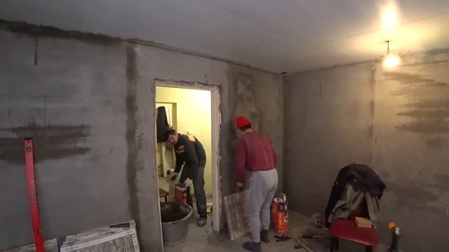 Укладка "ВОНЮЧЕЙ" индийской ПЛИТКИ! Превратили КУХНЮ в ХИРУРГИЮ! Сделали под КЛЮЧ! смотреть онлайн