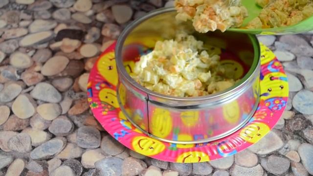 БЕСПОДОБНЫЙ рецепт салата со шпротами на праздничный стол. Вкусный и красивый салат на Новый год смотреть онлайн