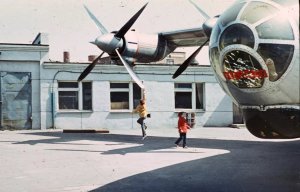 Самолет у Дворца пионеров Ан 10А в Омске
